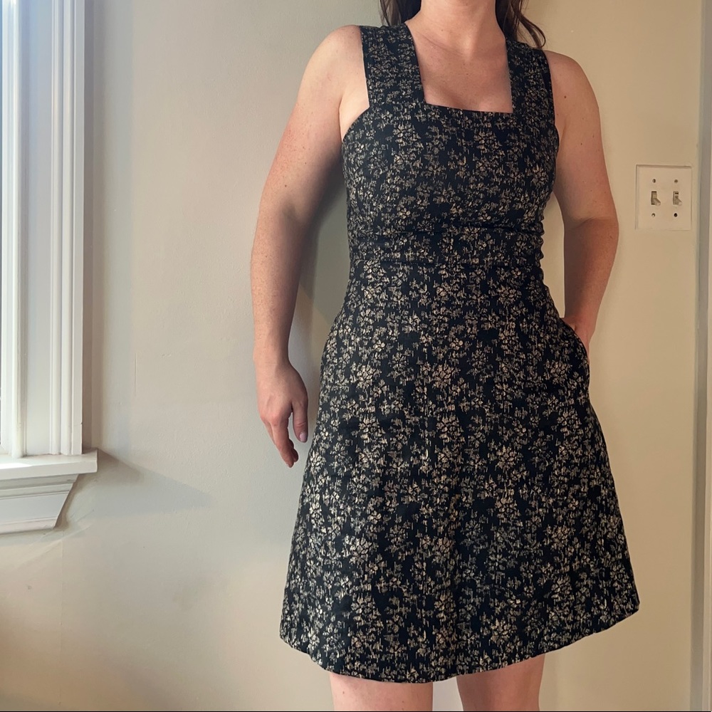 Gap Petite 100% Linen Fitted Dress in a Black Print.. With Pockets!!